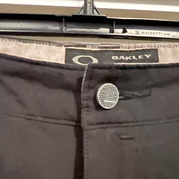 Beautiful pair of Oakley golf pants. - Picture 3 of 4